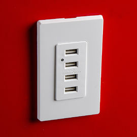 白色USB壁出口USB電源出口 2つの壁プレートを持つ4つのUSBポート
